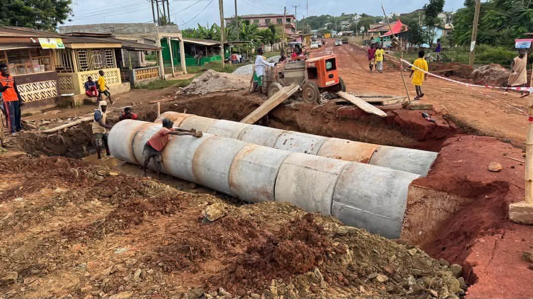 President Mahama Ispects the Apam-Mumford-Hweda-Dago-Otuam Road Project
