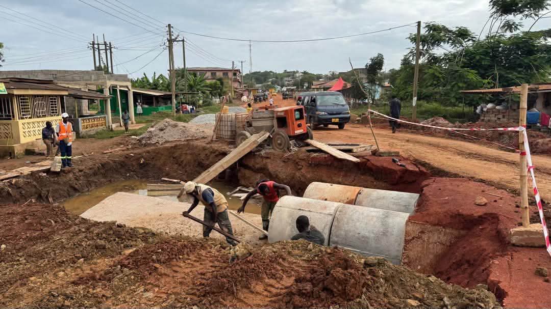 President Mahama Ispects the Apam-Mumford-Hweda-Dago-Otuam Road Project