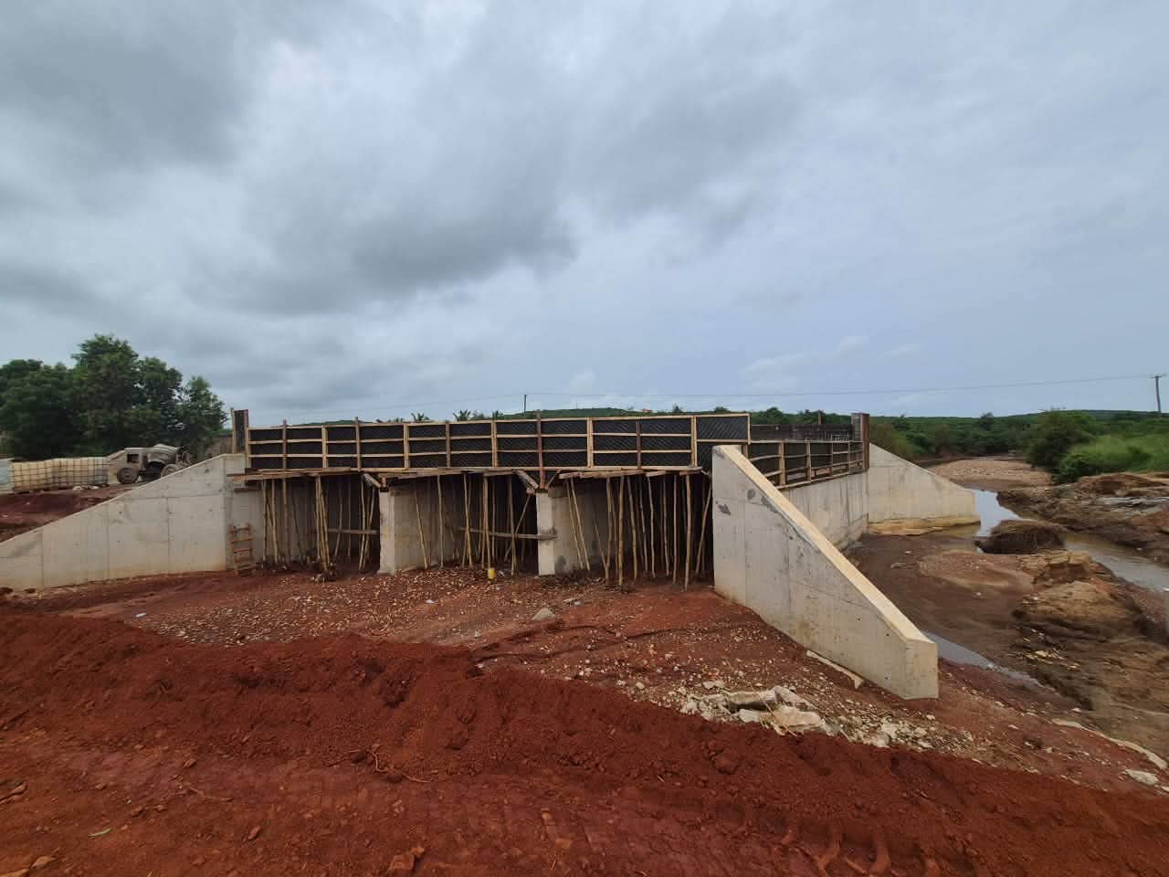 President Mahama Ispects the Apam-Mumford-Hweda-Dago-Otuam Road Project