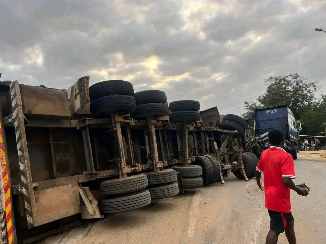 Truck Overturns at Sokpoe: Cartons of Tomatoes and Spaghetti Scatter on Road