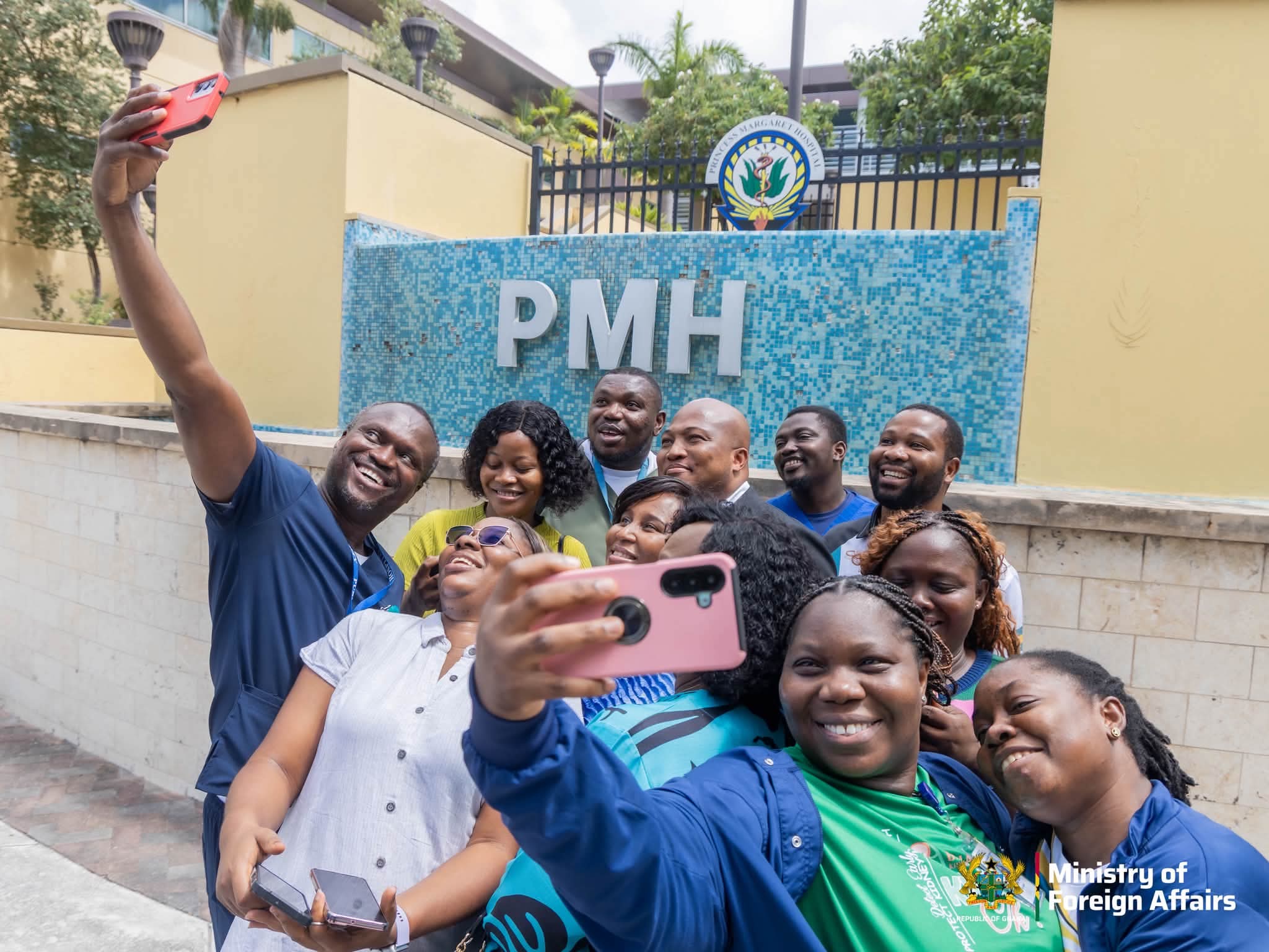Ghana's Foreign Affairs Minister Checks on Nurses in Bahamas Hospital During Independence Visit