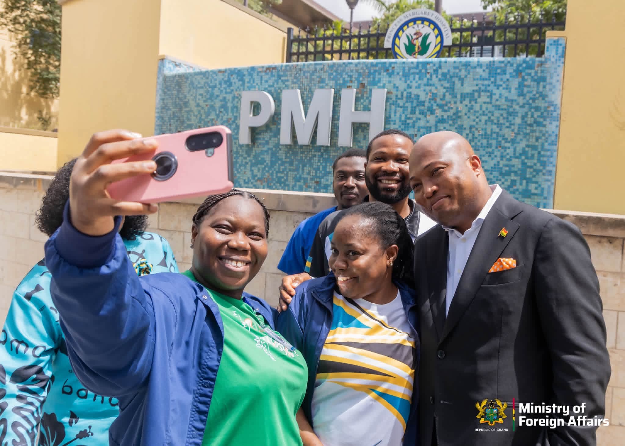 Ghana's Foreign Affairs Minister Checks on Nurses in Bahamas Hospital During Independence Visit