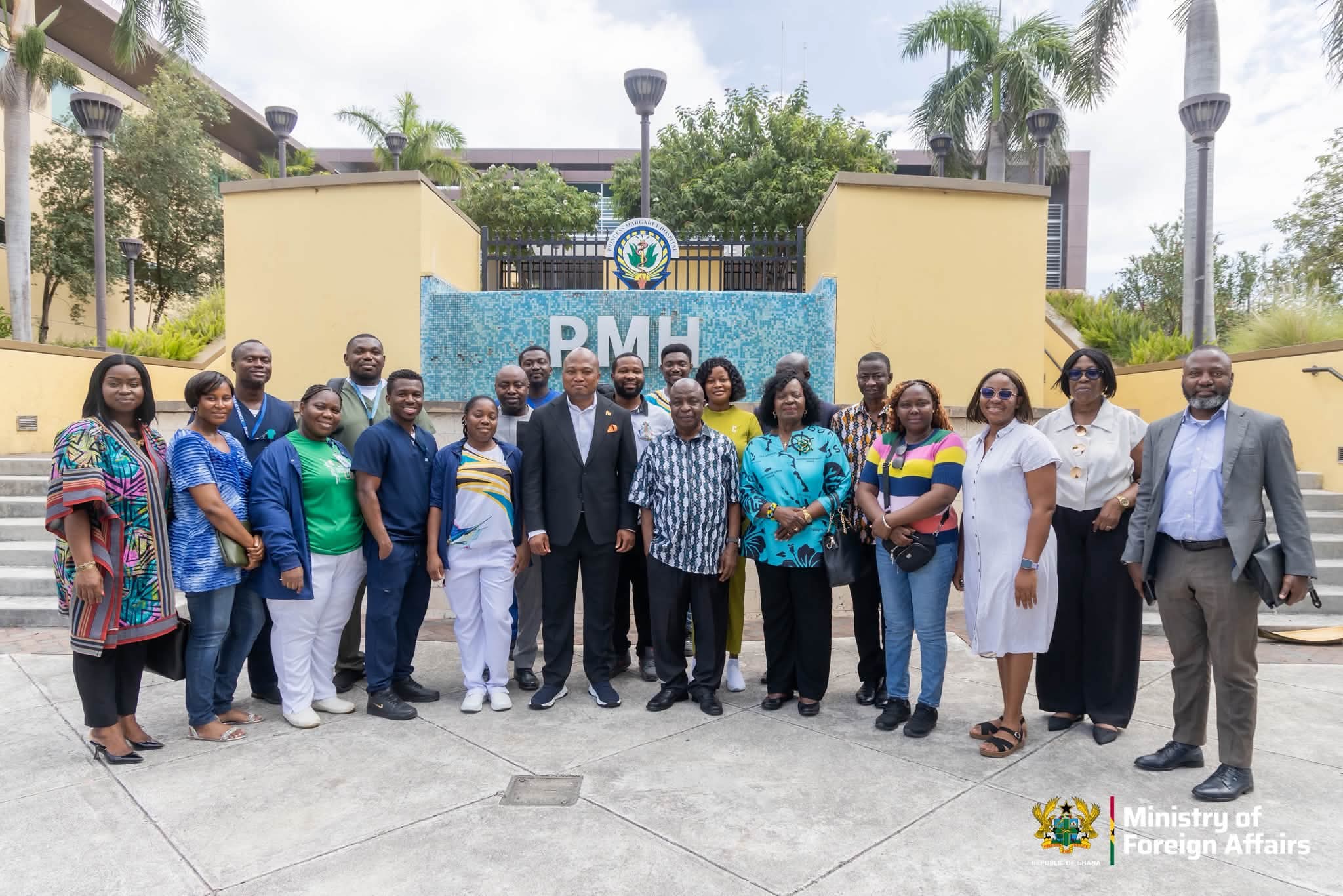 Ghana's Foreign Affairs Minister Checks on Nurses in Bahamas Hospital During Independence Visit