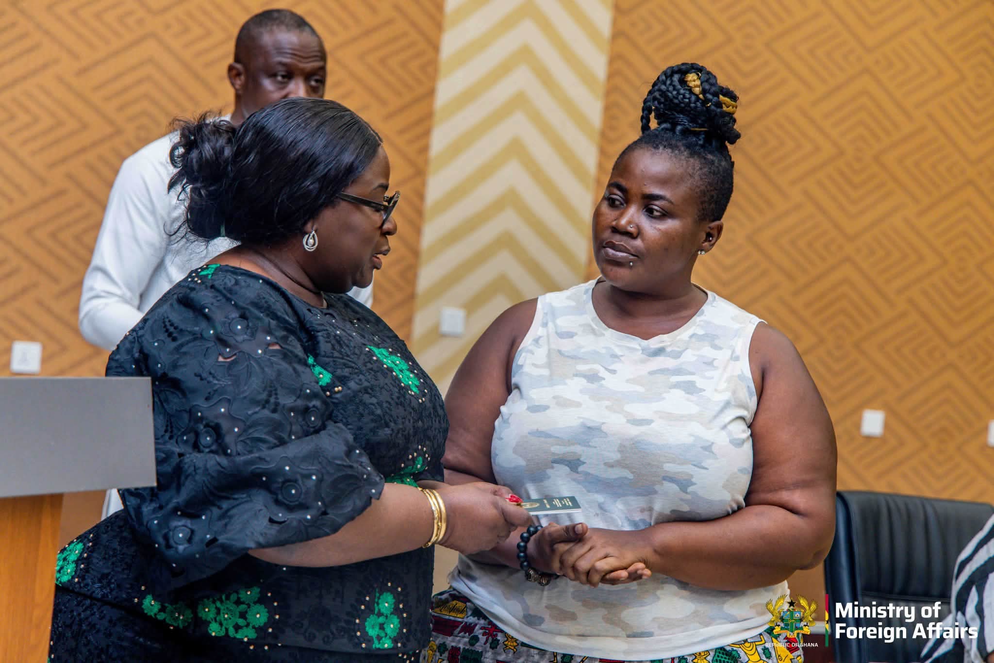 Ministry of Foreign Affairs Begins Free Replacement of Chip-Embedded Passports for Flood Victims