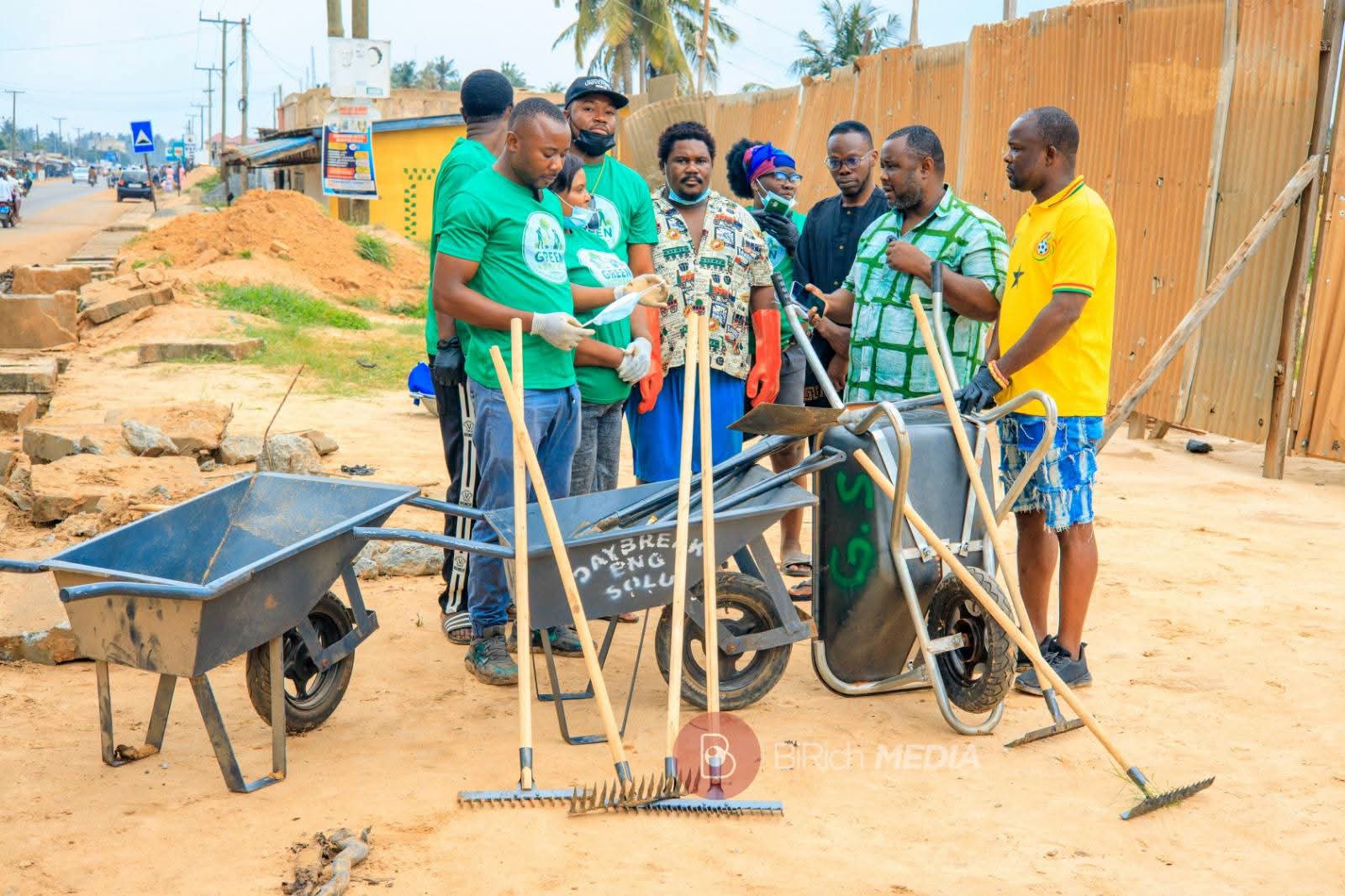 Hon. Abla Dzifa Gomashie Donates Sanitation Tools and Cash Support to Green Streets Group