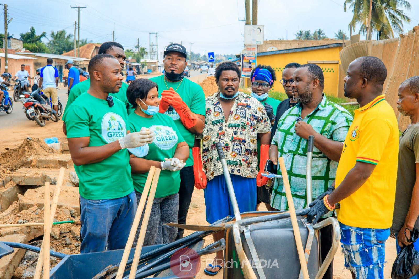 Hon. Abla Dzifa Gomashie Donates Sanitation Tools and Cash Support to Green Streets Group
