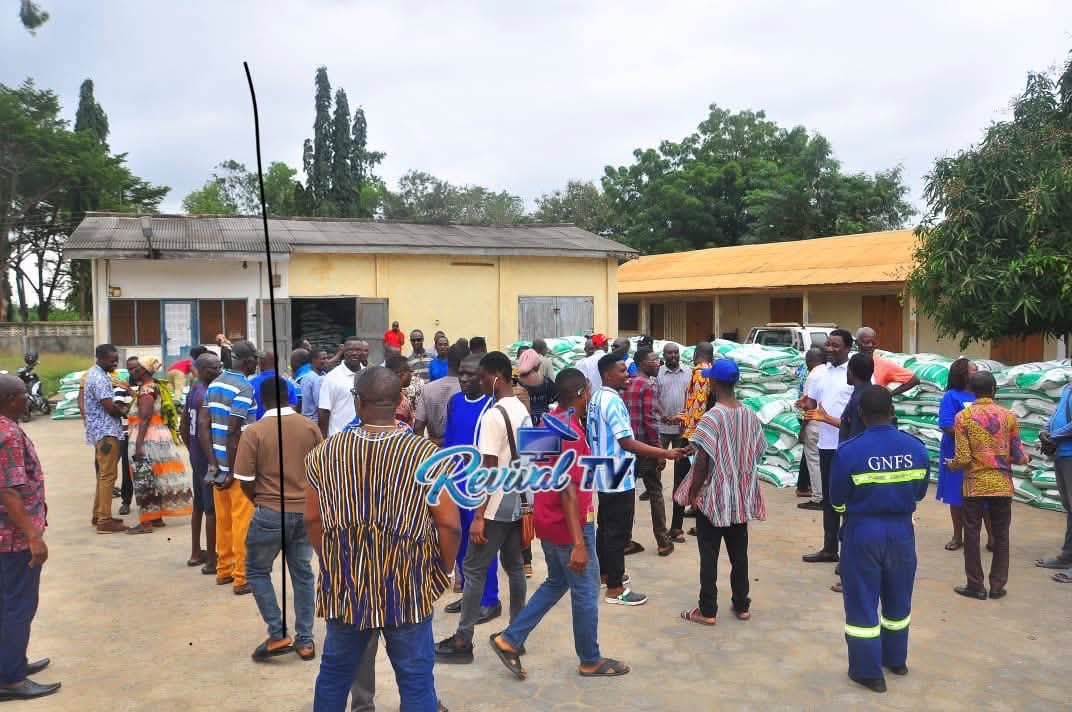 Hon. Dzifa Gomashie Presents 2,000 Bags of Fertilizer to Ketu South Farmers for Distribution