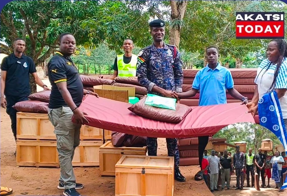 Police Officer Sells Personal Motorbike to Fund High School Supplies for 15 Students
